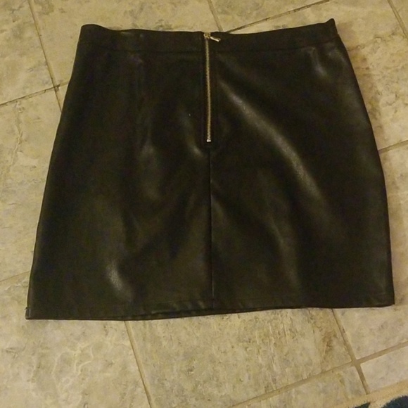 FAUX LEATHER SKIRT - Picture 2 of 3